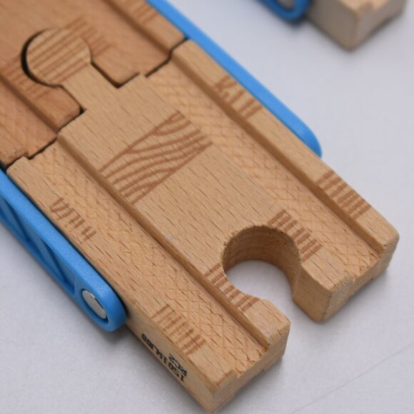 Adapt-A-Track Blue Adapter 4" and 6" Thomas & Friends Wooden Railway L. Curve - Picture 5 of 12